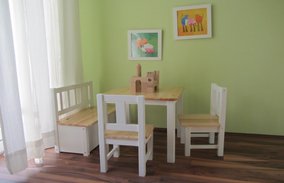 Best of JAM Holz Kindersitzgruppe weiß -  1x Kindertisch, 2x Kinderstuhl und 1x Kindersitzbank mit Deckelbremse 